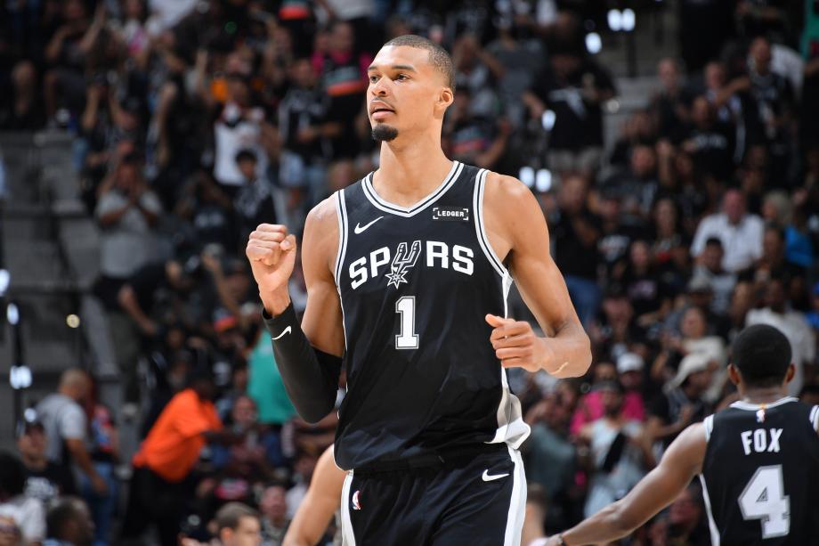 保利体育官方入口-文班亚马28+10马刺大胜雷霆 NBA西决将进行抢七大战